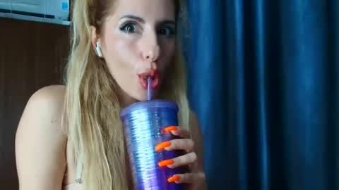 Mia                   Onlyfans link -  online show from 11/17/25, 08:53