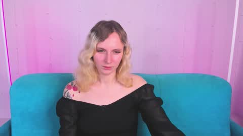 Snapshot of likilip chatting on 11/26/25, 02:01 likilip online show from 11/26/25, 02:01