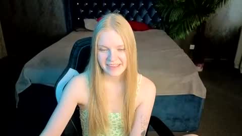 Snapshot of lil_cookie_monster chatting on 07/18/26, 11:25 Erica online show from 07/18/26, 11:25