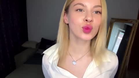 Snapshot of lil_elisa chatting on 09/10/25, 10:59 Elisa  online show from 09/10/25, 10:59