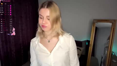 Snapshot of lil_elisa chatting on 09/22/25, 11:01 Elisa  online show from 09/22/25, 11:01