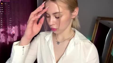 Snapshot of lil_elisa chatting on 09/24/25, 11:02 Elisa  online show from 09/24/25, 11:02