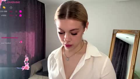 Snapshot of lil_elisa chatting on 10/10/25, 10:14 Elisa  online show from 10/10/25, 10:14