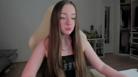 Snapshot of lil_happiness chatting on 04/12/26, 08:47 for free registration 3 online show from 04/12/26, 08:47