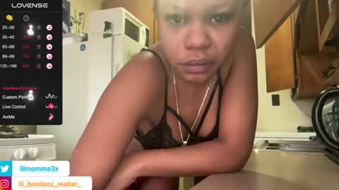 Snapshot of lil_momma422 chatting on 12/15/24, 01:22 MOMMA LUV online show from 12/15/24, 01:22