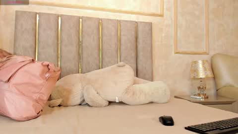 lila bailey  online show from 02/20/25, 07:30