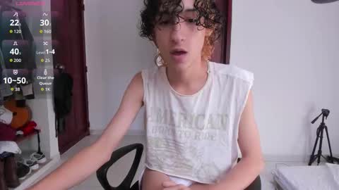 Snapshot of lildan18 chatting on 12/15/25, 01:26 Daniel online show from 12/15/25, 01:26