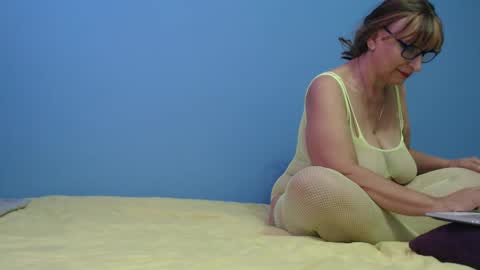 Snapshot of lilhy_mcfly chatting on 12/19/24, 06:45 lilieth online show from 12/19/24, 06:45