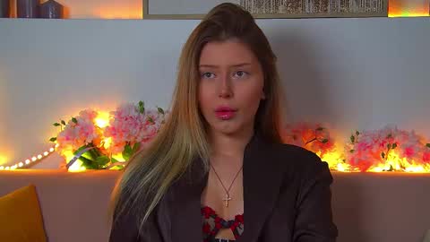 Mia online show from 02/16/25, 12:43