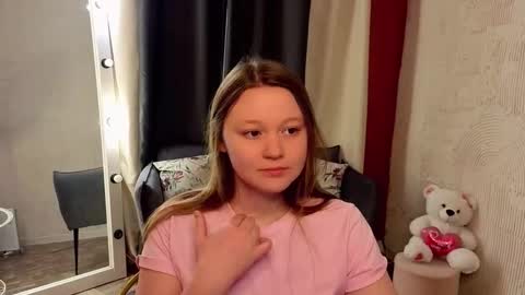 Snapshot of lilian_stars chatting on 02/07/26, 04:27 Lilian online show from 02/07/26, 04:27