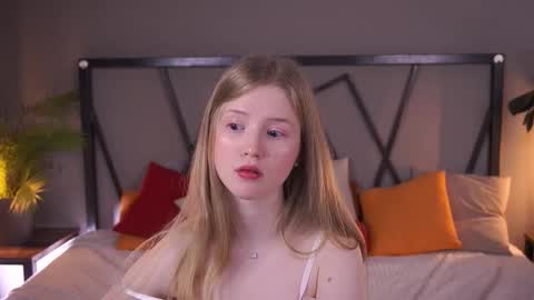 Snapshot of lilianhoward chatting on 11/30/25, 02:10 Lilian online show from 11/30/25, 02:10