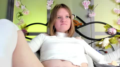 Snapshot of lilianslow chatting on 12/13/24, 08:15 hi guys Im new here Im 18 years oldIve never had sex online show from 12/13/24, 08:15
