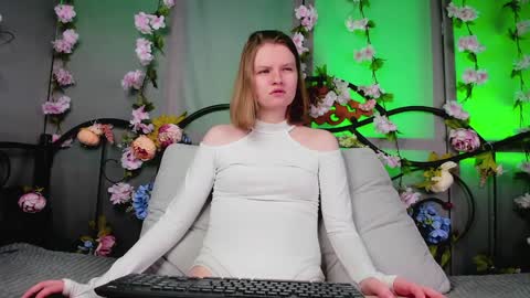 Snapshot of lilianslow chatting on 01/19/25, 01:22 hi guys Im new here Im 18 years oldIve never had sex online show from 01/19/25, 01:22