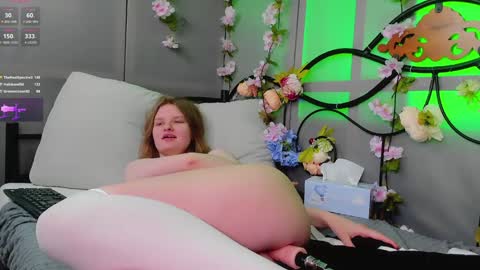 Snapshot of lilianslow chatting on 01/25/25, 08:53 hi guys Im new here Im 18 years oldIve never had sex online show from 01/25/25, 08:53