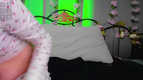 Snapshot of lilianslow chatting on 01/26/25, 01:58 hi guys Im new here Im 18 years oldIve never had sex online show from 01/26/25, 01:58