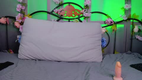 Snapshot of lilianslow chatting on 02/01/25, 02:02 hi guys Im new here Im 18 years oldIve never had sex online show from 02/01/25, 02:02