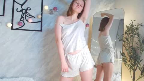 Snapshot of lilianslow chatting on 12/05/25, 01:52 hi guys Im new here Im 18 years oldIve never had sex online show from 12/05/25, 01:52