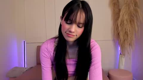 Snapshot of lilily_lv chatting on 09/18/25, 12:18 Lilly online show from 09/18/25, 12:18