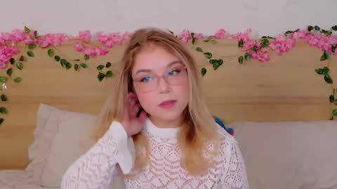 Lilith Bonheur online show from 10/24/25, 10:17