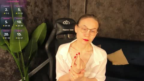 lillian_white1 online show from 03/17/26, 01:10