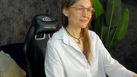 lillian_white1 online show from 05/02/26, 12:59