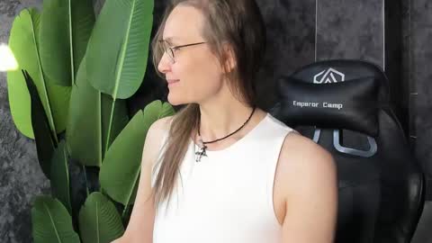 lillian_white1 online show from 05/03/26, 01:00