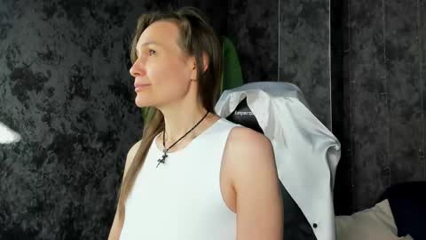 lillian_white1 online show from 05/05/26, 01:13