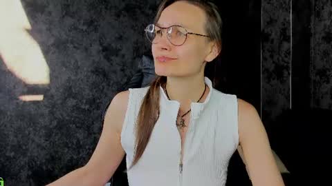 lillian_white1 online show from 06/17/26, 12:57