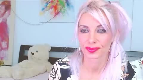 Lara online show from 10/10/25, 09:14