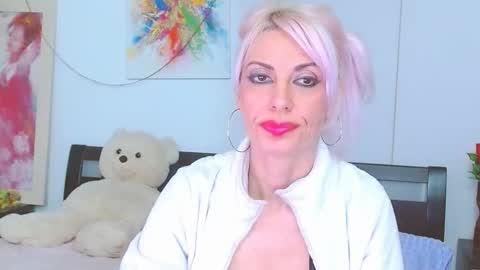 Lara online show from 12/05/25, 03:37