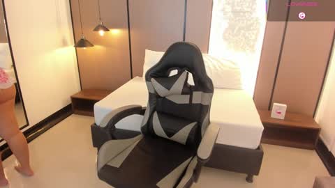 L I L L Y online show from 09/12/25, 12:27