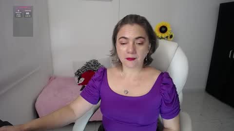 Snapshot of lilly_milf chatting on 12/28/24, 01:17 Lilly online show from 12/28/24, 01:17