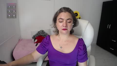 Snapshot of lilly_milf chatting on 12/28/24, 04:30 Lilly online show from 12/28/24, 04:30