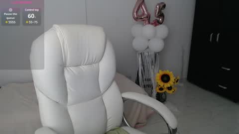 Snapshot of lilly_milf chatting on 01/25/25, 11:11 Lilly online show from 01/25/25, 11:11