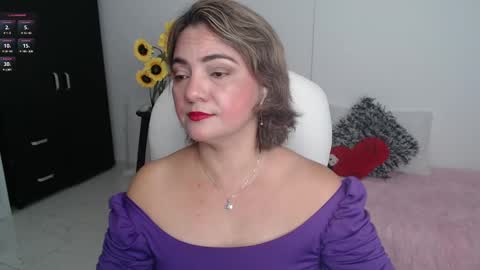 Snapshot of lilly_milf chatting on 02/21/25, 12:17 Lilly online show from 02/21/25, 12:17