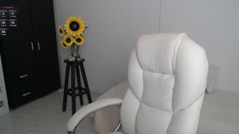 Snapshot of lilly_milf chatting on 03/06/25, 12:52 Lilly online show from 03/06/25, 12:52