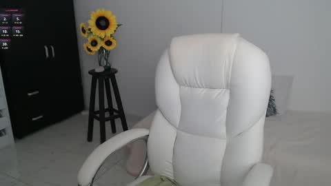 Snapshot of lilly_milf chatting on 03/07/25, 06:54 Lilly online show from 03/07/25, 06:54