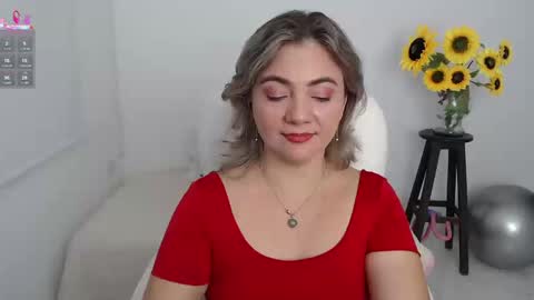 Snapshot of lilly_milf chatting on 09/09/25, 01:43 Lilly online show from 09/09/25, 01:43