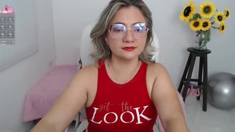 Snapshot of lilly_milf chatting on 09/16/25, 02:51 Lilly online show from 09/16/25, 02:51