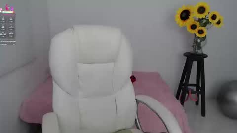 Snapshot of lilly_milf chatting on 09/19/25, 02:29 Lilly online show from 09/19/25, 02:29