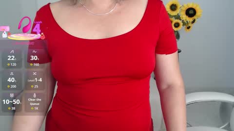 Snapshot of lilly_milf chatting on 10/08/25, 04:15 Lilly online show from 10/08/25, 04:15