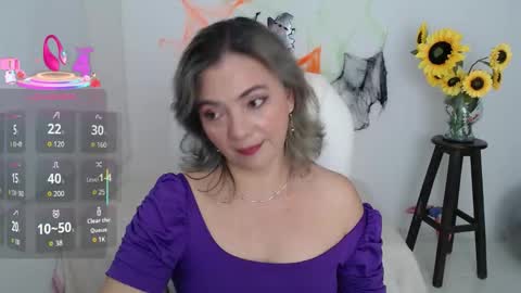 Snapshot of lilly_milf chatting on 10/31/25, 02:18 Lilly online show from 10/31/25, 02:18