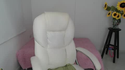 Snapshot of lilly_milf chatting on 11/17/25, 01:17 Lilly online show from 11/17/25, 01:17