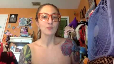 Snapshot of lillylushabae chatting on 11/19/25, 08:09 hi guys im back on here 3 online show from 11/19/25, 08:09