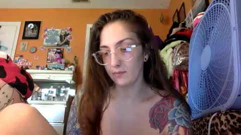 Snapshot of lillylushabae chatting on 01/05/26, 08:23 hi guys im back on here 3 online show from 01/05/26, 08:23