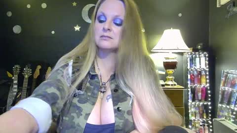 Snapshot of lillyth chatting on 12/17/24, 04:34 Lillyth Eden online show from 12/17/24, 04:34