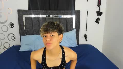 Snapshot of lily_and_lina chatting on 11/19/25, 12:05 Lily and Lina online show from 11/19/25, 12:05