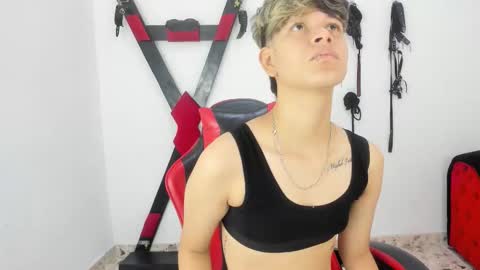 Snapshot of lily_and_lina chatting on 11/26/25, 12:06 Lily and Lina online show from 11/26/25, 12:06