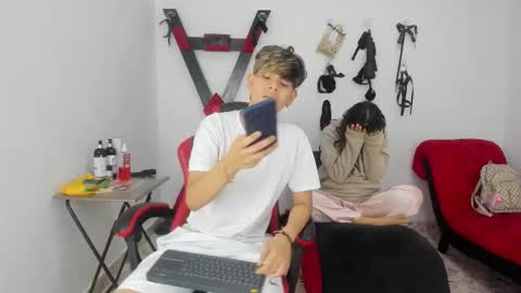 Snapshot of lily_and_lina chatting on 12/05/25, 12:14 Lily and Lina online show from 12/05/25, 12:14