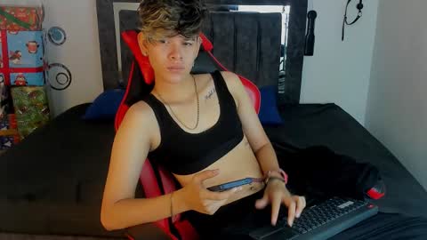 Snapshot of lily_and_lina chatting on 12/16/25, 11:59 Lily and Lina online show from 12/16/25, 11:59